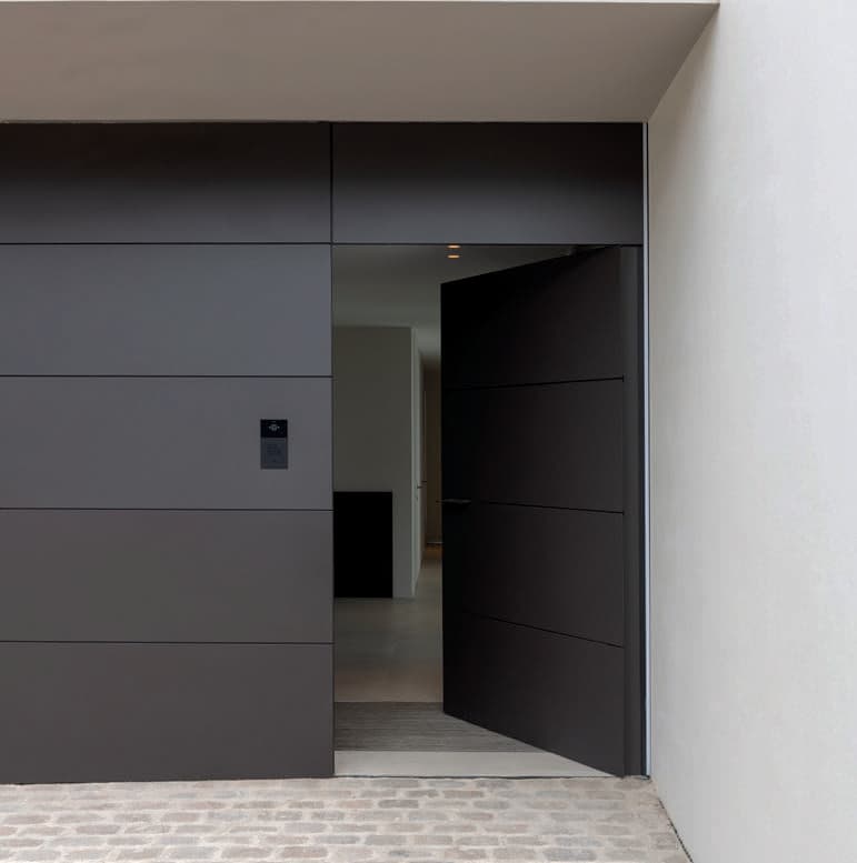 Porte de garage sectionnelle installée par MAK Vision à Bruxelles