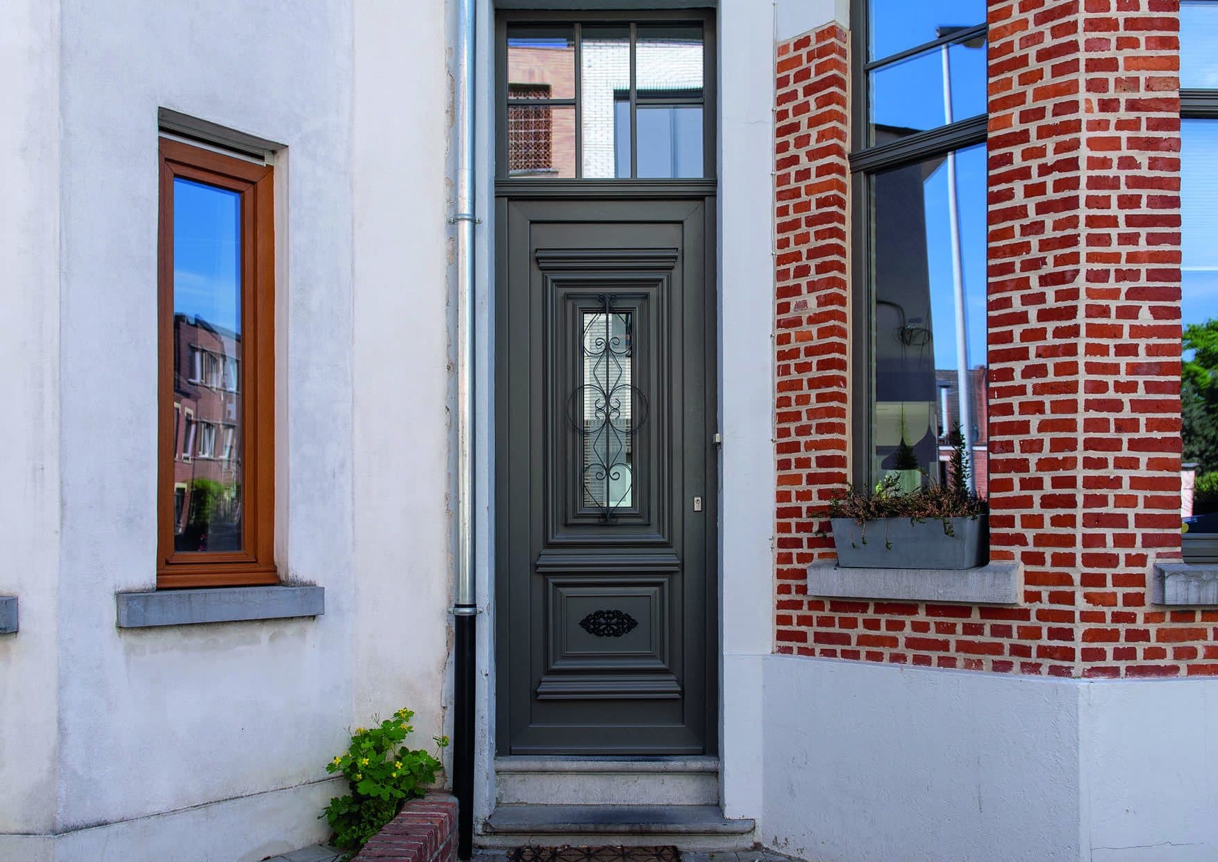 Porte d'entrée en bois sur mesure installée par MAK Vision